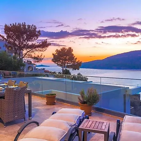 Sleeps 10 With Pool And Air Con *