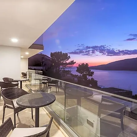 Sleeps 10 With Pool And Air Con