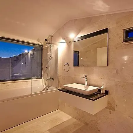 Sleeps 10 With Pool And Air Con Калкан