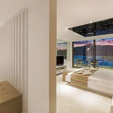 Sleeps 10 With Pool And Air Con *