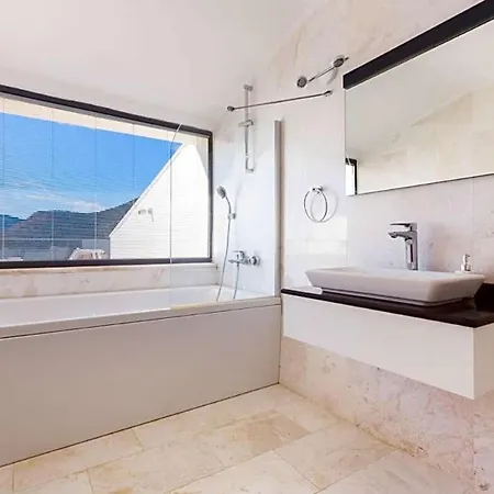 Вилла Sleeps 10 With Pool And Air Con *