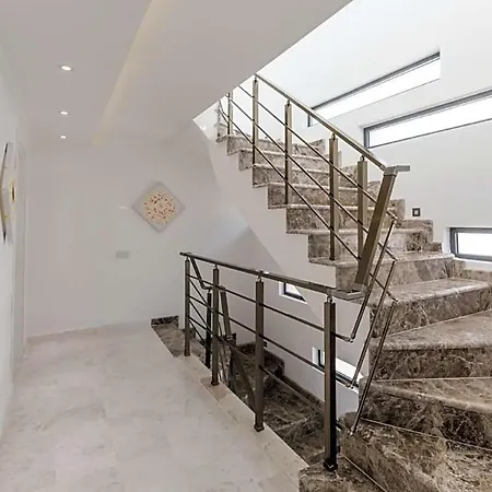 וילה Sleeps 10 With Pool And Air Con קלקן